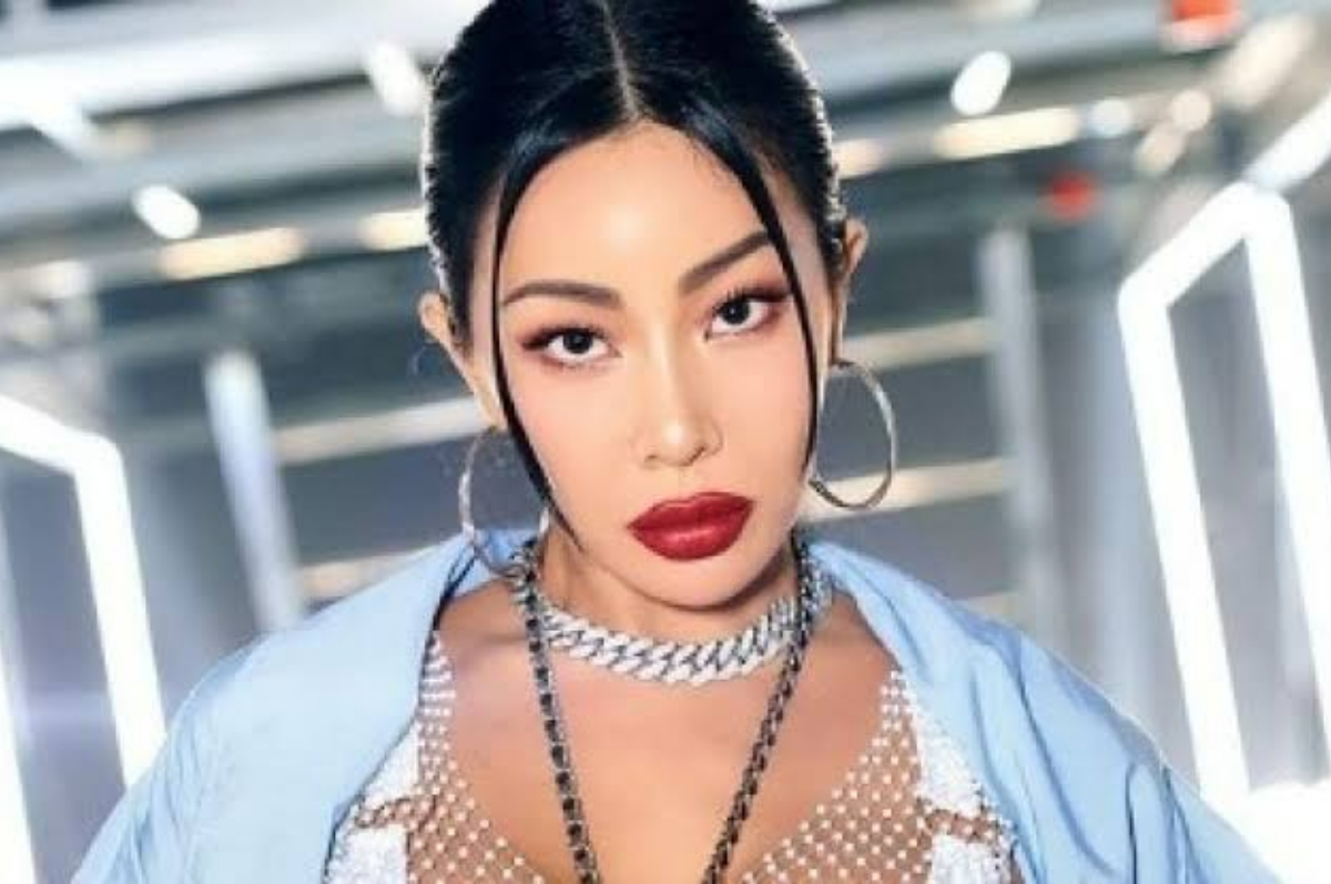 Jessi, solois Korea Selatan terlibat kontroversi atas tuduhan dugaan abai terhadap penyerangan yang terjadi pada penggemarnya usai melihatnya.