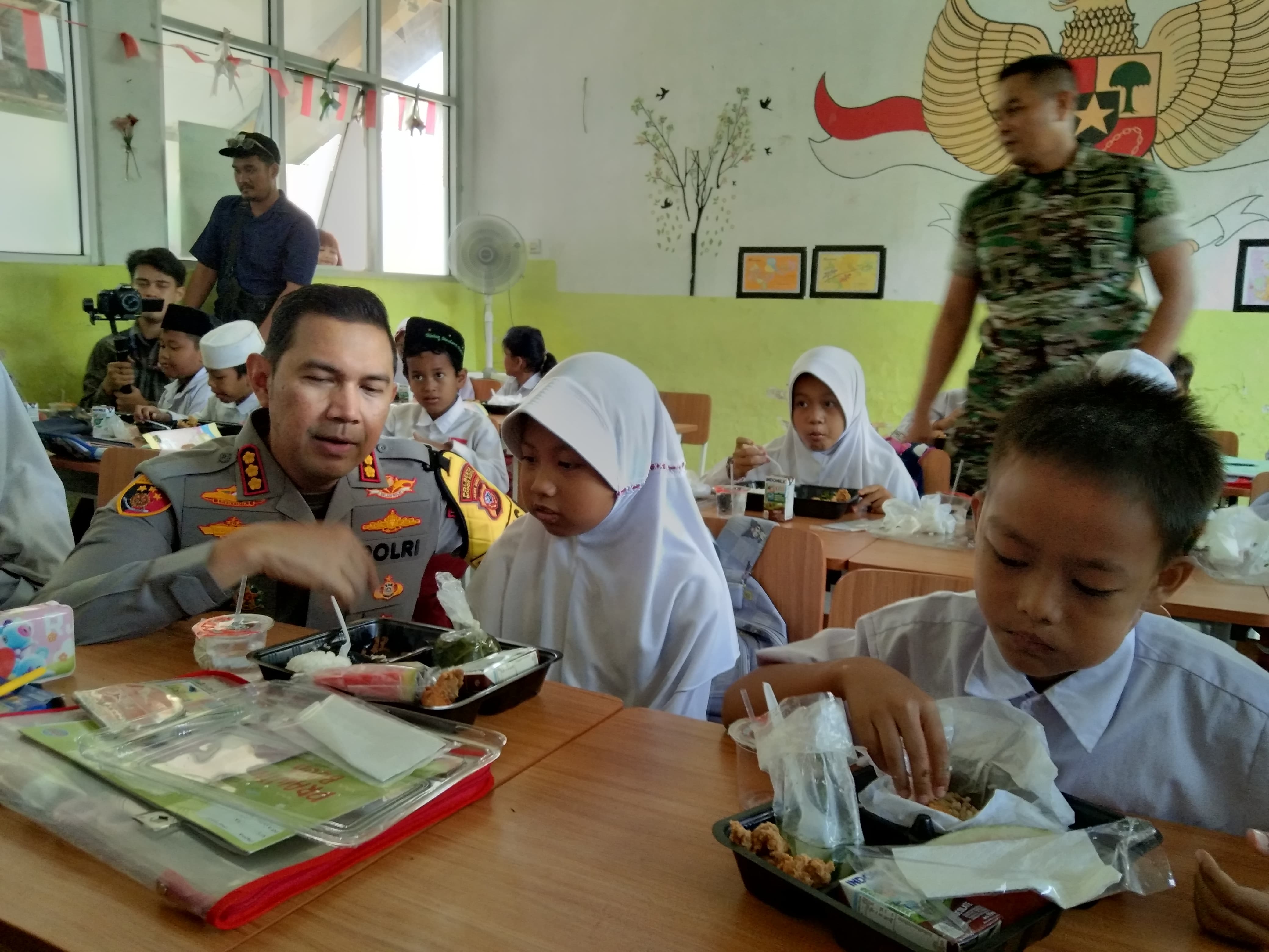Pembagian makan siang bergizi bersama Kapolresta dan Dandim di SDN Kebon Kopi Bogor Tengah, Junat (25/10/2024)