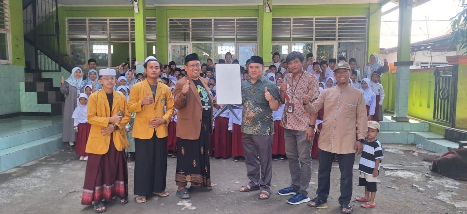 Penyerahan bantuan jaringan internet Starlink dari PCNU Kota Bogor.