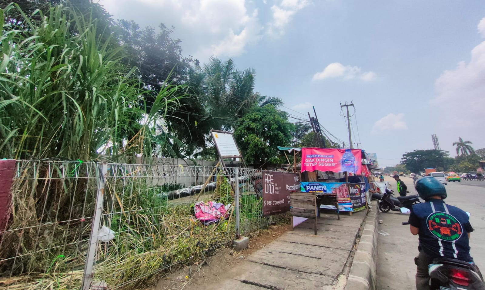 Papan Reklame Miring di Simpang Salabenda Bogor Akhirnya Dibongkar