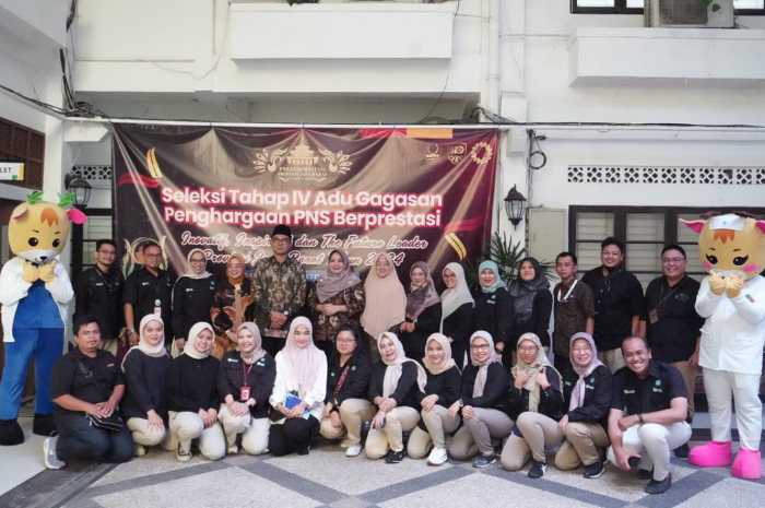 Sekda Kabupaten Bogor, Ajat Rochmat Jatnika bersama Direktur RSUD Cibinong dan jajarannya dalam seleksi penghargaan PNS berprestasi kategori inovatif Provinsi Jawa Barat.
