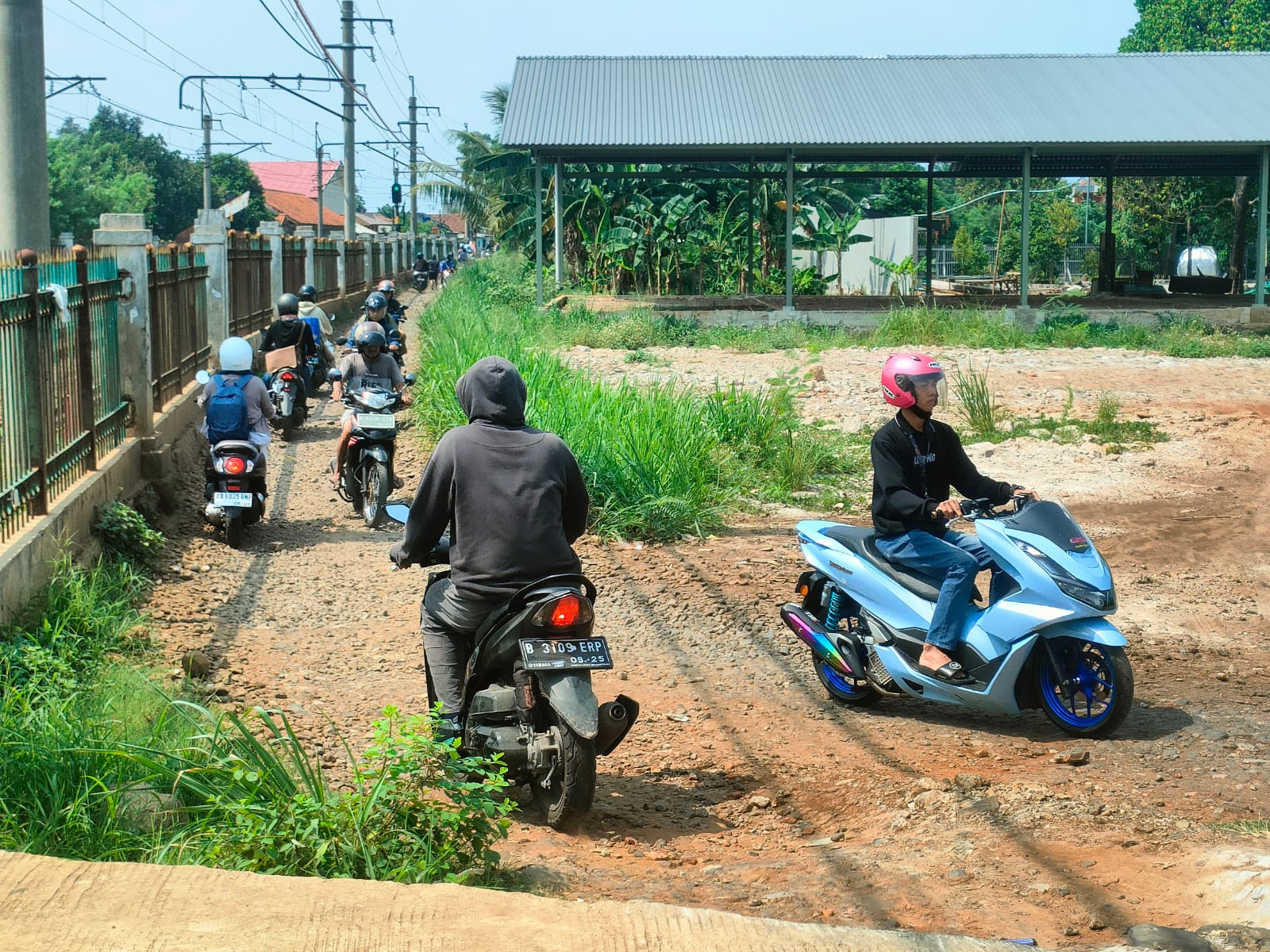 Jalur alternatif via Bomang menuju Cibinong yang ramai dilalui pengendara.