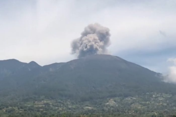 Gunung Marapi di Sumbar Erupsi