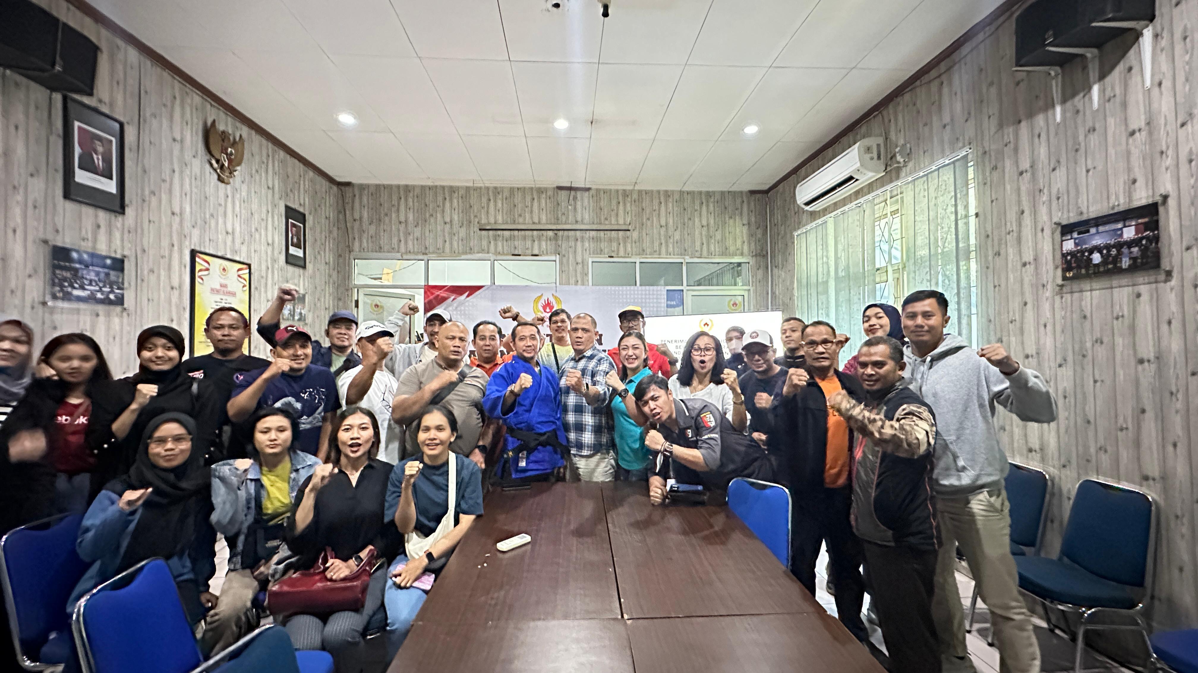 Dedy Sumarna didampingi puluhan pengurus cabor saat kembalikan formulir pendaftaran bakal calon ketua KONI Kota Bogor