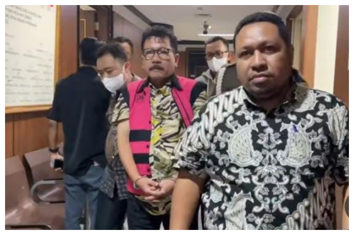 Petugas Kejagung RI saat mengamankan eks pejabat tinggi Mahkamah Agung (MA), Zarof Ricar.