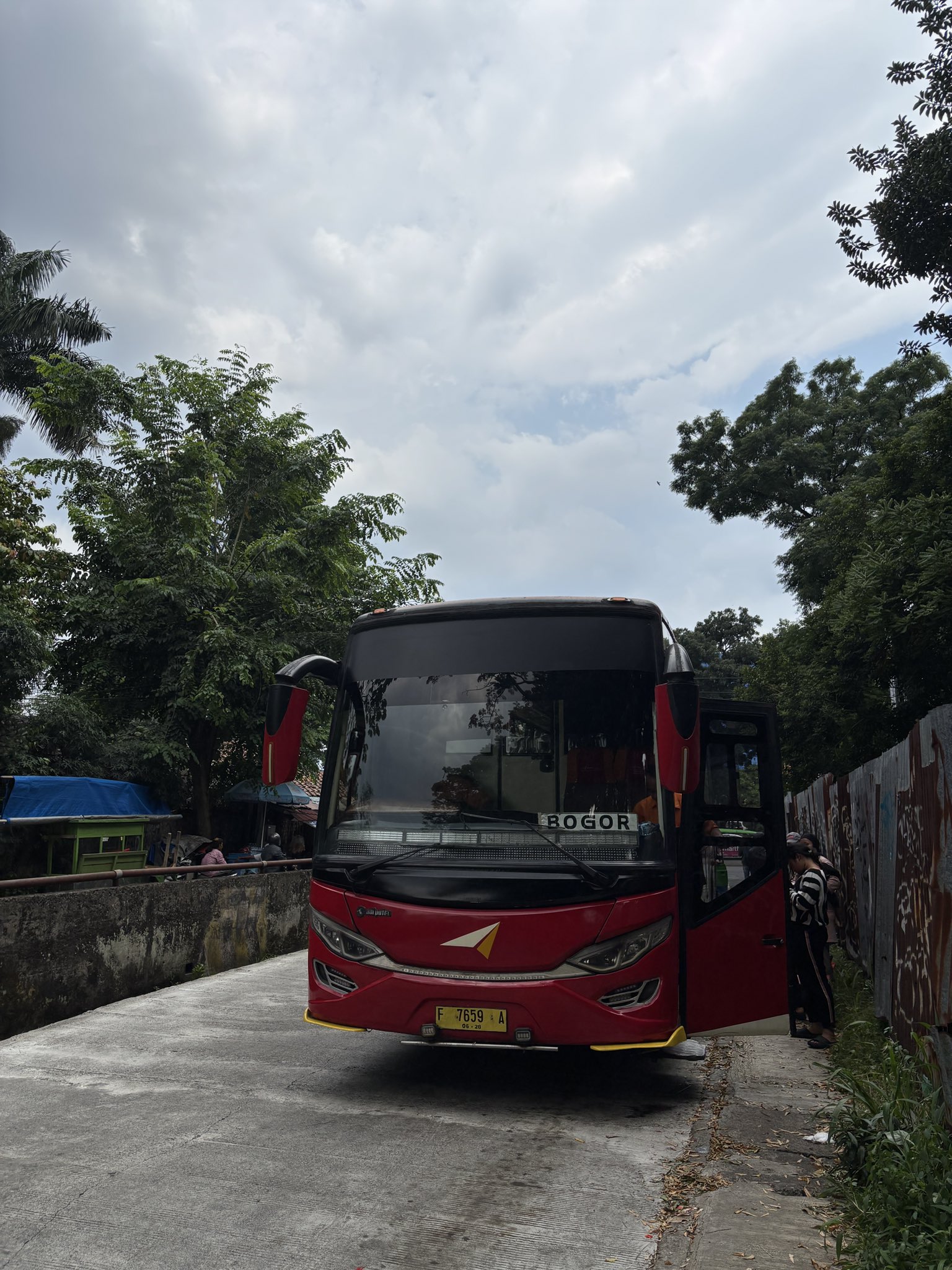 ILUSTRASI. Bus Agra Mas alternatif kendaraan umum bagi yang mau liburan ke Bogor dari Jakarta.