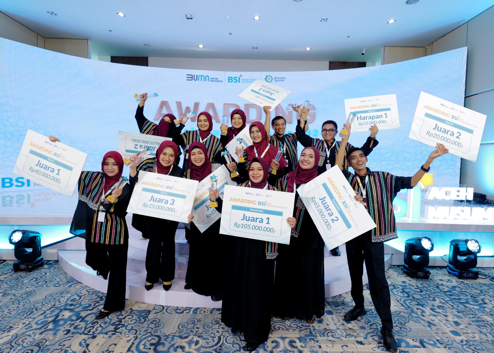 Raut kebahagiaan para pemenang BSI Aceh Muslimpreneur 2024 terlihat dari piala dan hadiah yang diberikan BSI untuk pengembangan&nbsp;usaha&nbsp;kedepan.