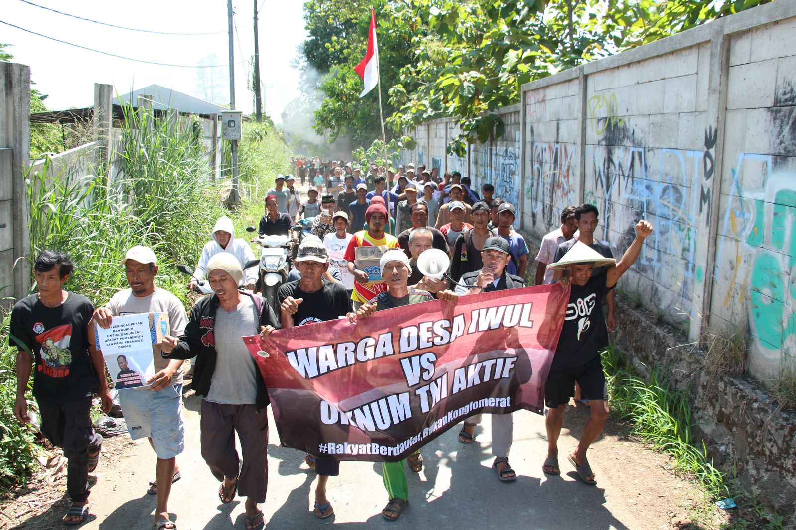 Warga Desa Iwul, Kecamatan Parung, Kabupaten Bogor, menggelar aksi protes terhadap pengembang yang menyerobot lahan garapan mereka.