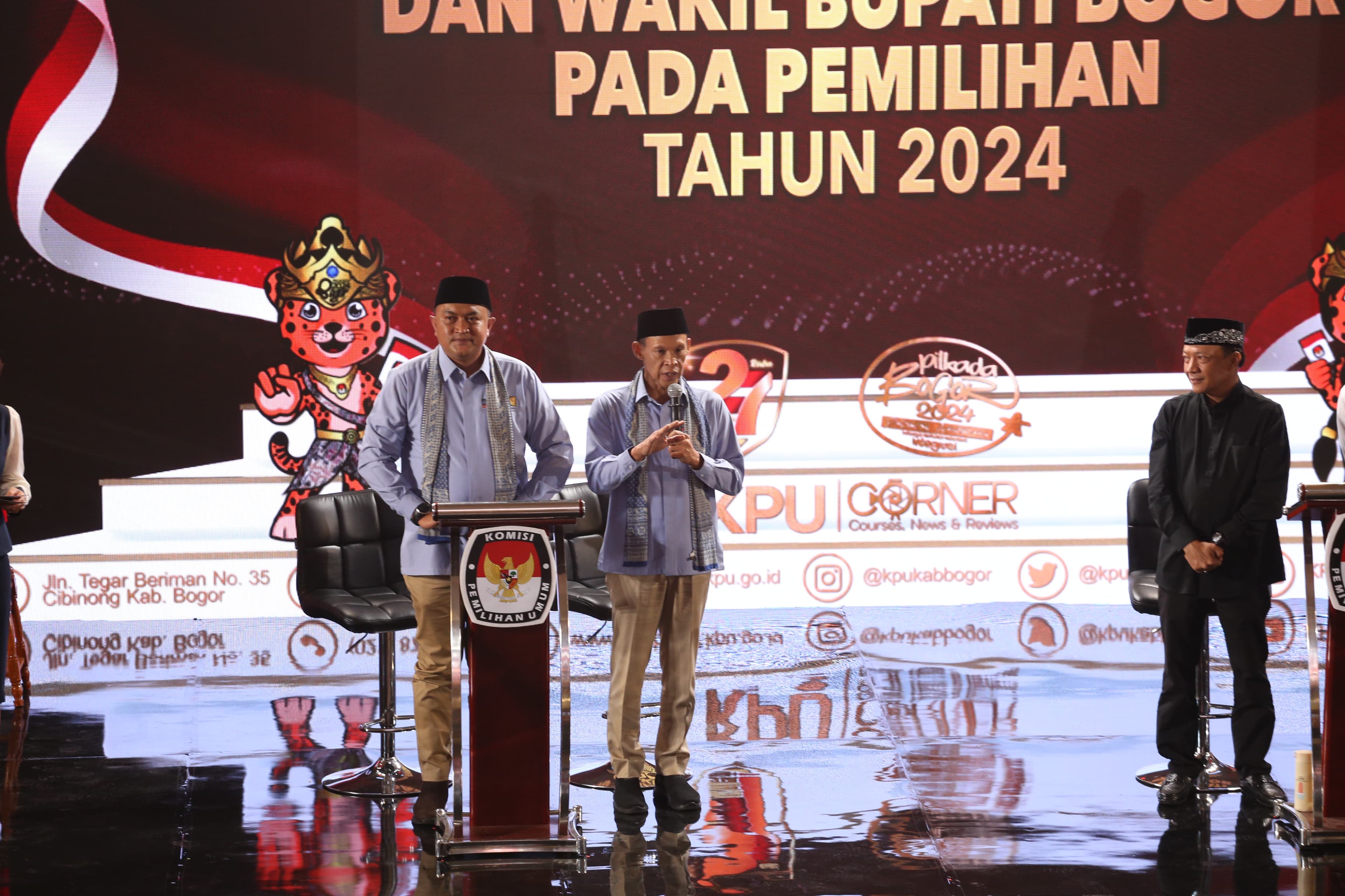 Paslon Rudy Susmanto dan Jaro Ade dalam debat terbuka di IPC Ciawi, Sabtu (26/10/2024) malam.