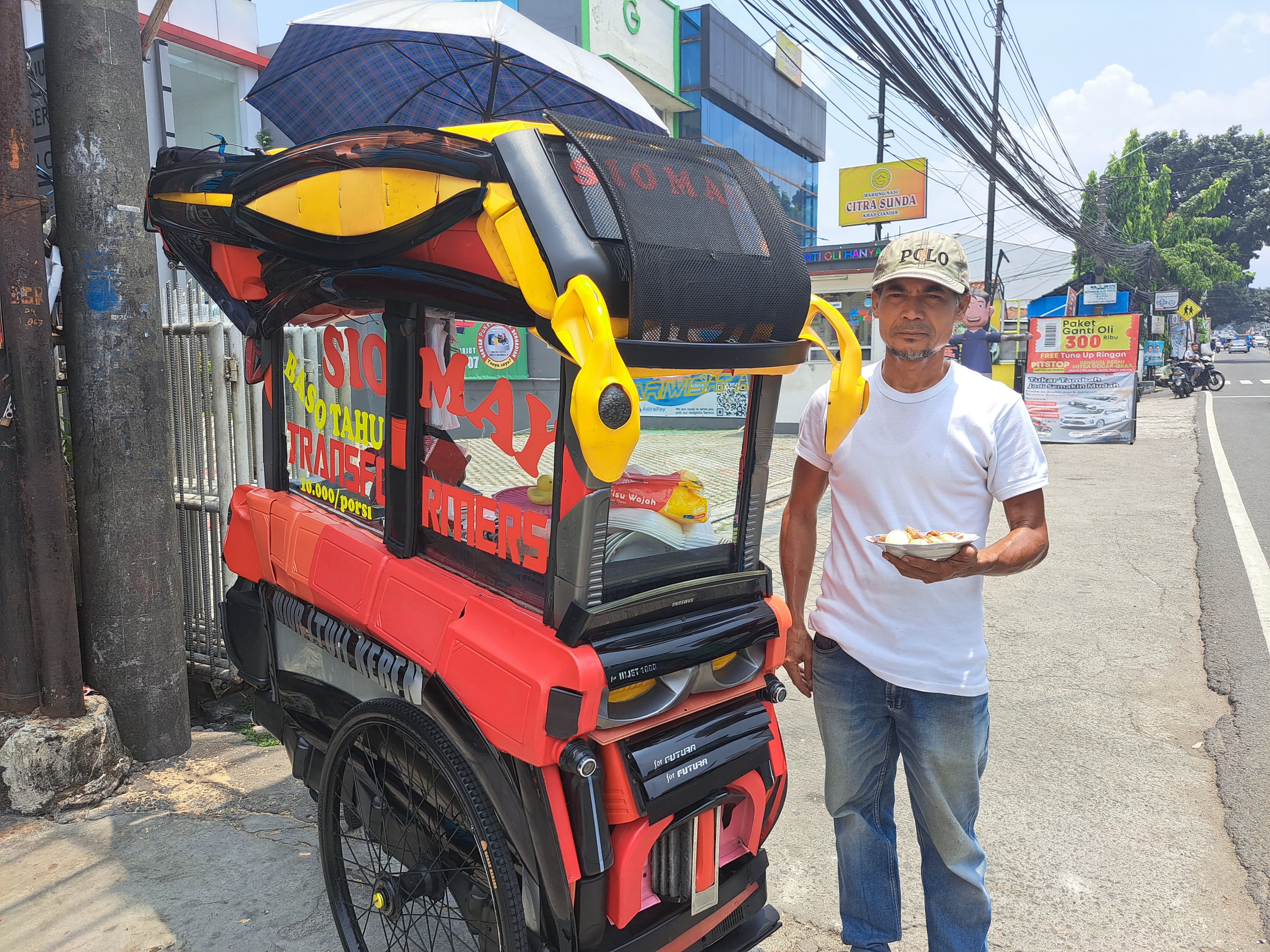 Gerobak siomay Mang Ujang di Tajur Bogor yang nyentrik dan viral.
