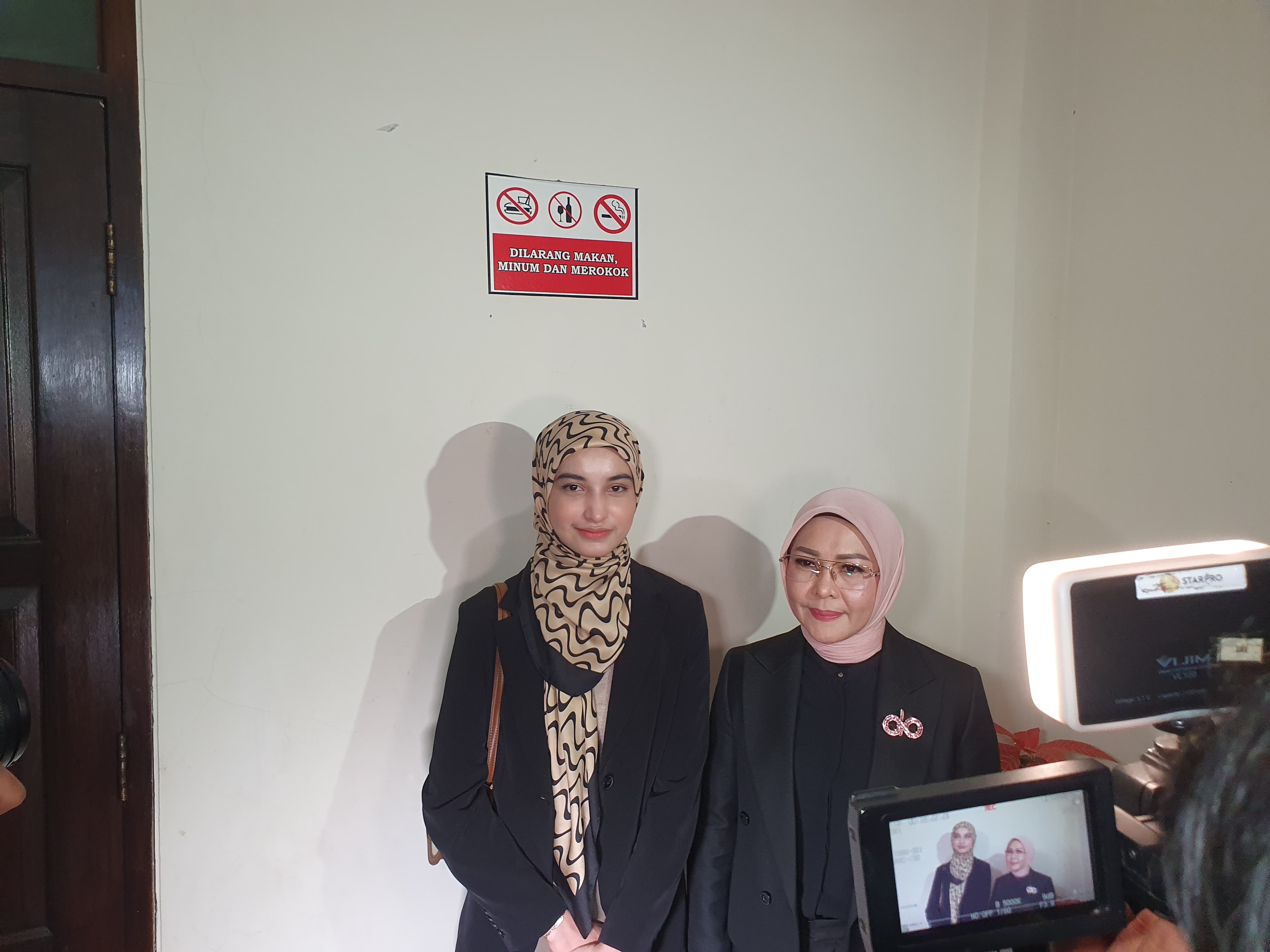 Selebgram Cut Intan Nabila saat mendatangi sidang perdana Armor Toreador di Pengadilan Negeri Cibinong, kasus KDRT di Bogor.