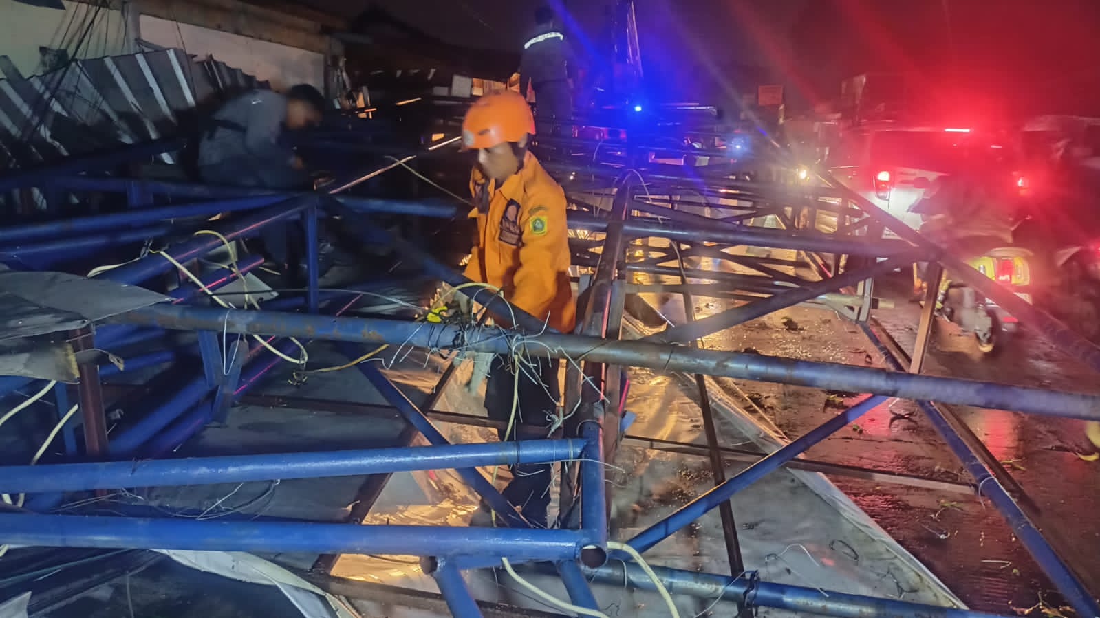 Papan Reklame Raksasa Gudang Garam Merah di Bogor Roboh Diterpa Angin Kencang