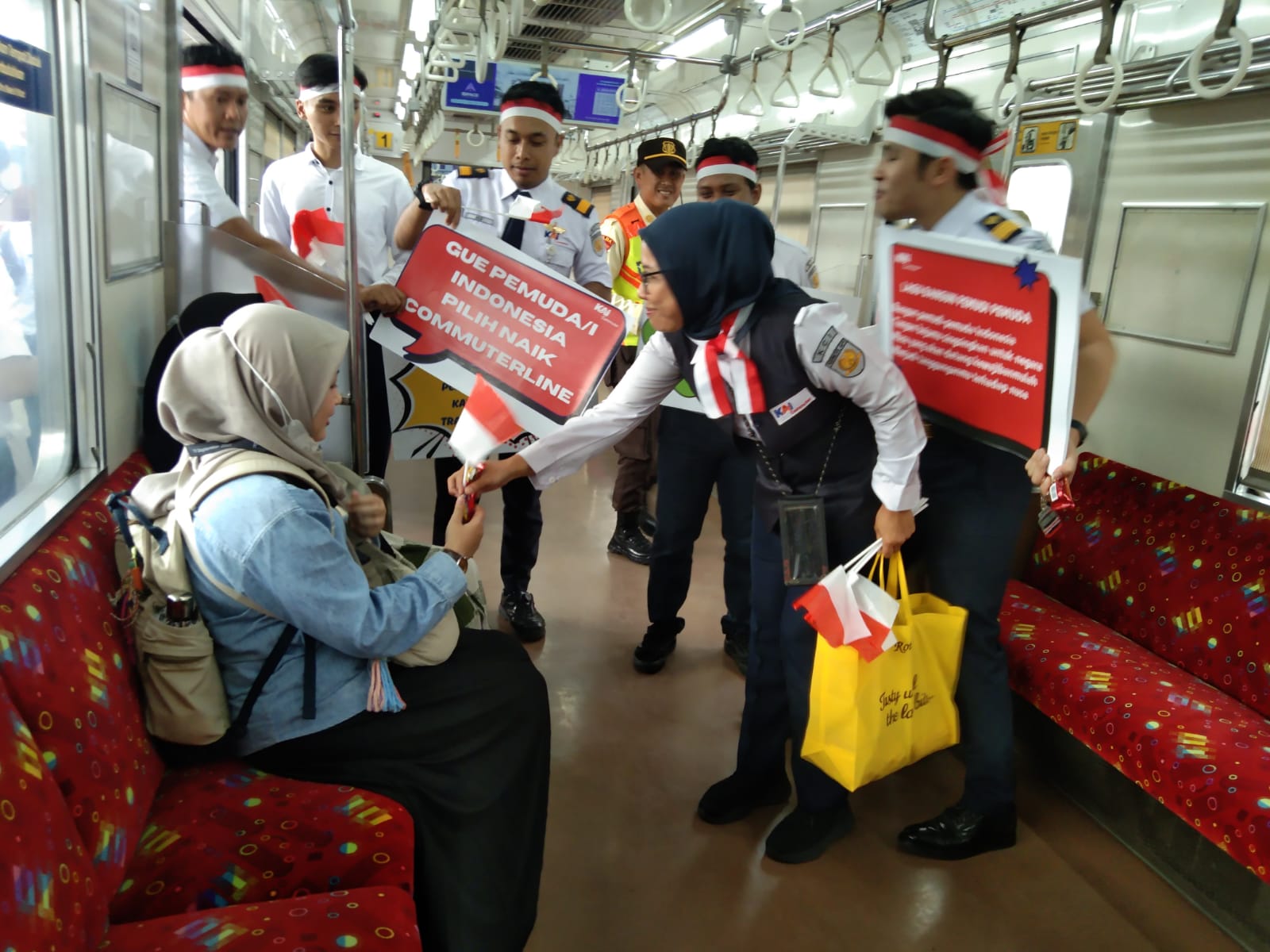 Karyawan KAI Commuter ikut merayakan Hari Sumpah Pemuda yang jatuh pada Senin (28/10/2024). Mereka membagikan merchandise dan sovenir ke pengguna kereta KRL yang ada Stasiun Bogor.