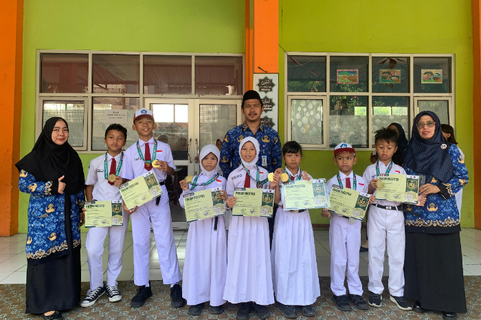 Civitas akademik SDN Kencana 3 bersama dengan 7 orang siswa peraih medali emas dan perak, kesenian pencak silat dalam ajang UCS 2024.