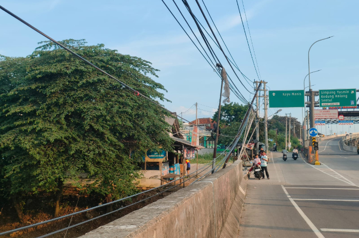 Kondisi tiang listrik miring di Jalan Raya Salabenda Bogor