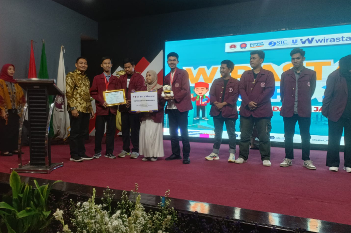 Para mahasiswa Universitas Muhammadiyah Bogor Raya saat menerima penghargaan.