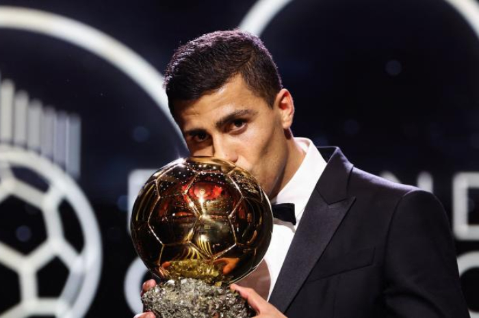 Gelandang Manchester City Rodri berhasil meraih penghargaan tertinggi Ballon d