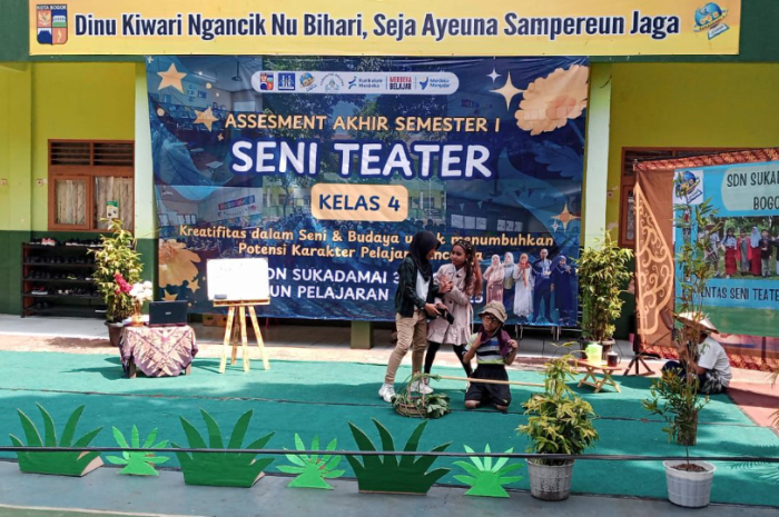 Potret saat para siswa SDN Sukadamai 3 memainkan peran seni teater