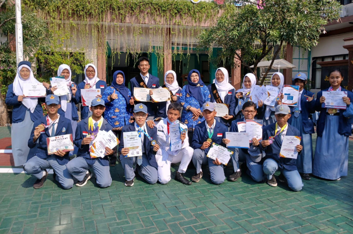 Sejumlah siswa yang diberi penghargaan oleh sekolah lantaran telah banyak menorehkan prestasi membanggakan untuk SMAN 1 Cibinong.