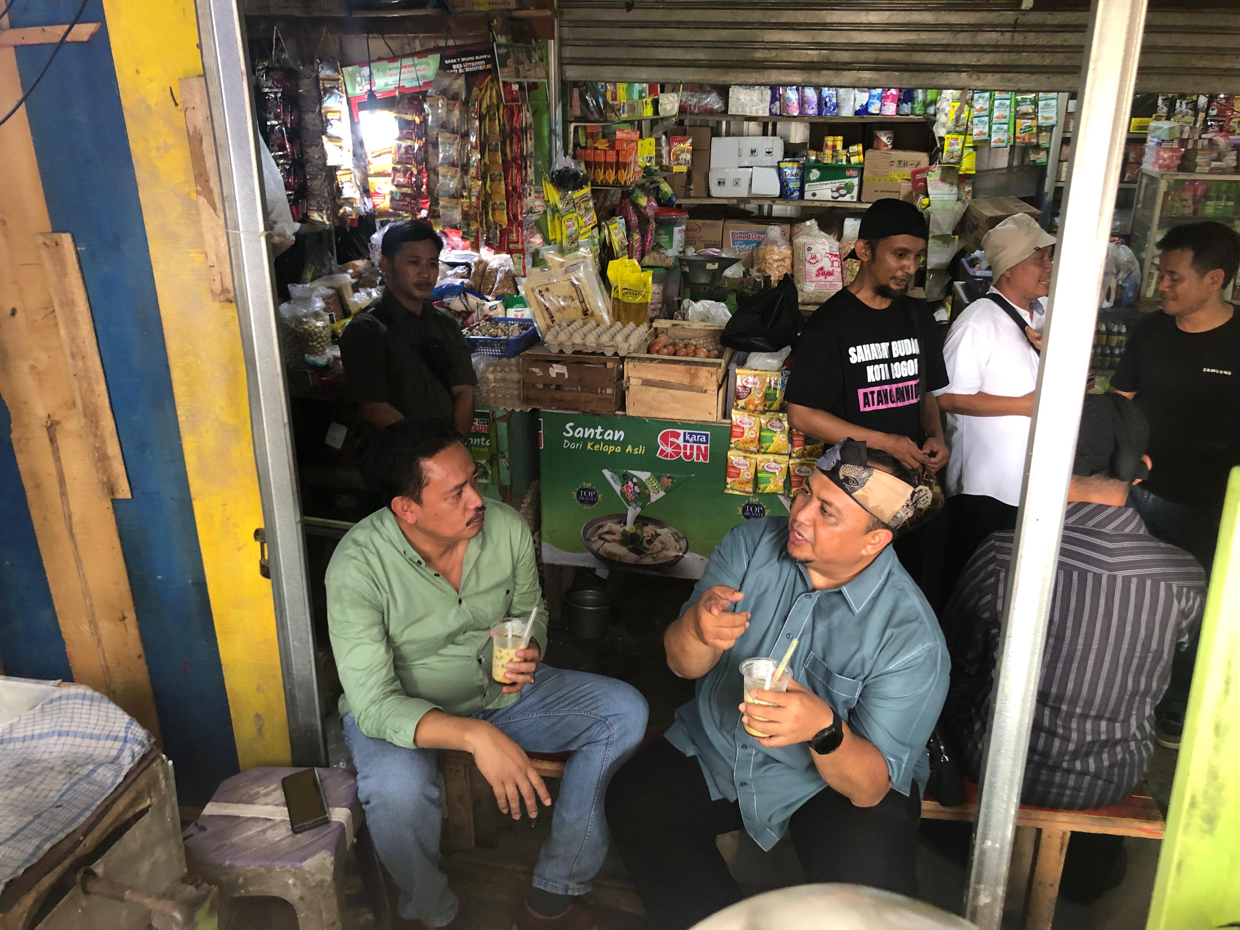 Calon Wali Kota (Cawalkot) Bogor, Atang Trisnanto melakukan blusukan ke Pasar Tradisional Sukasari, Kecamatan Bogor Timur pada, Selasa (29/10/2024).