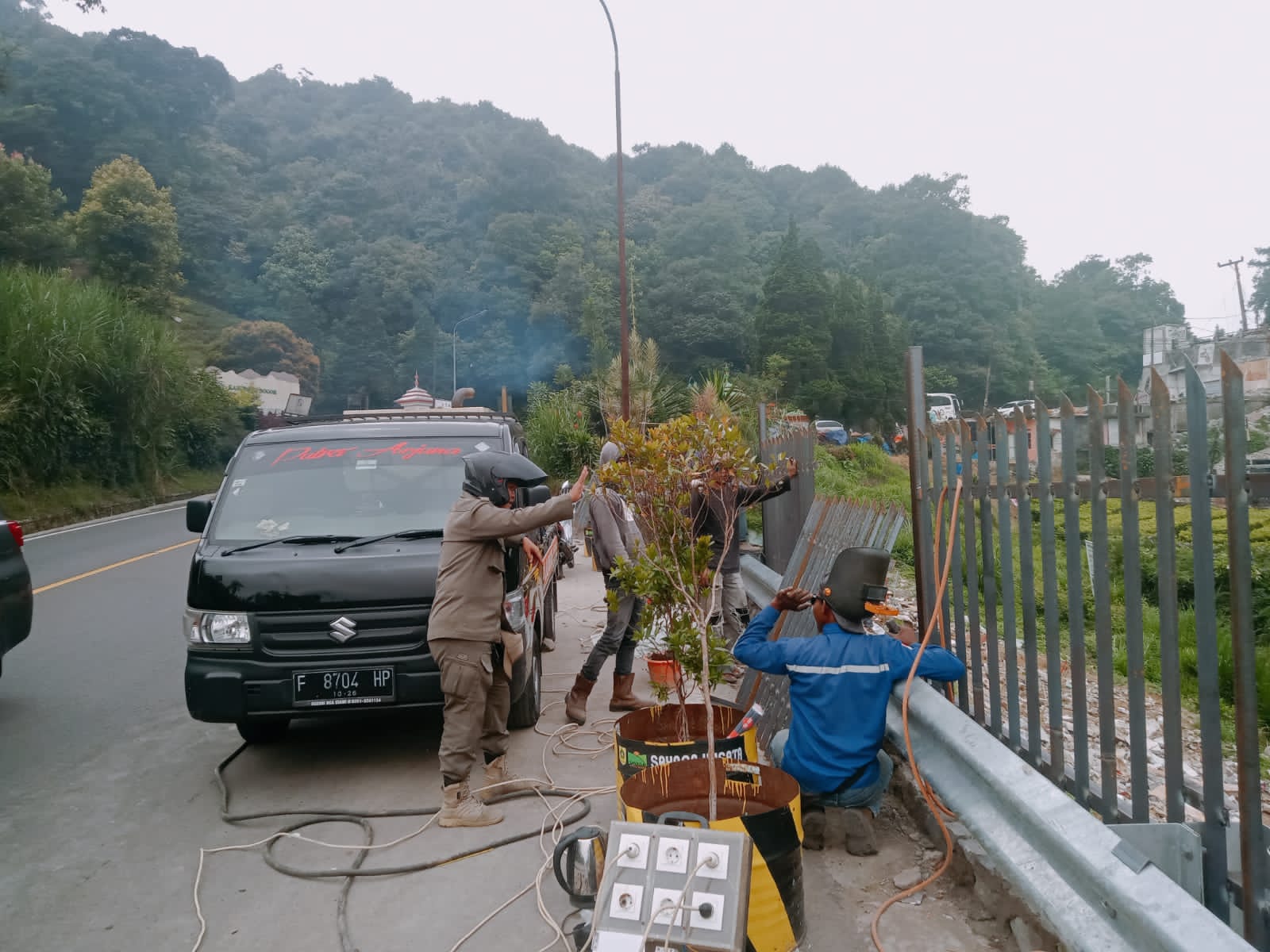 Cegah PKL hingga Parkir Liar, Kawasan Puncak Bogor Kini Dipasang Pagar Besi