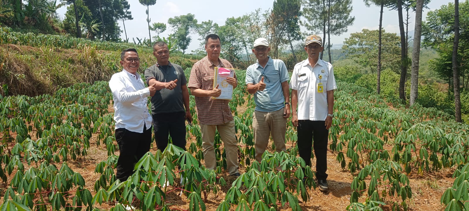 Petugas BPN Kabupaten Bogor, saat melakukan pengecekan lokasi tanah yang sejak 9 tahun lalu diajukan untuk pengurusan sertifikatnya di Desa Ciherang Pondok, Kecamatan Caringin.