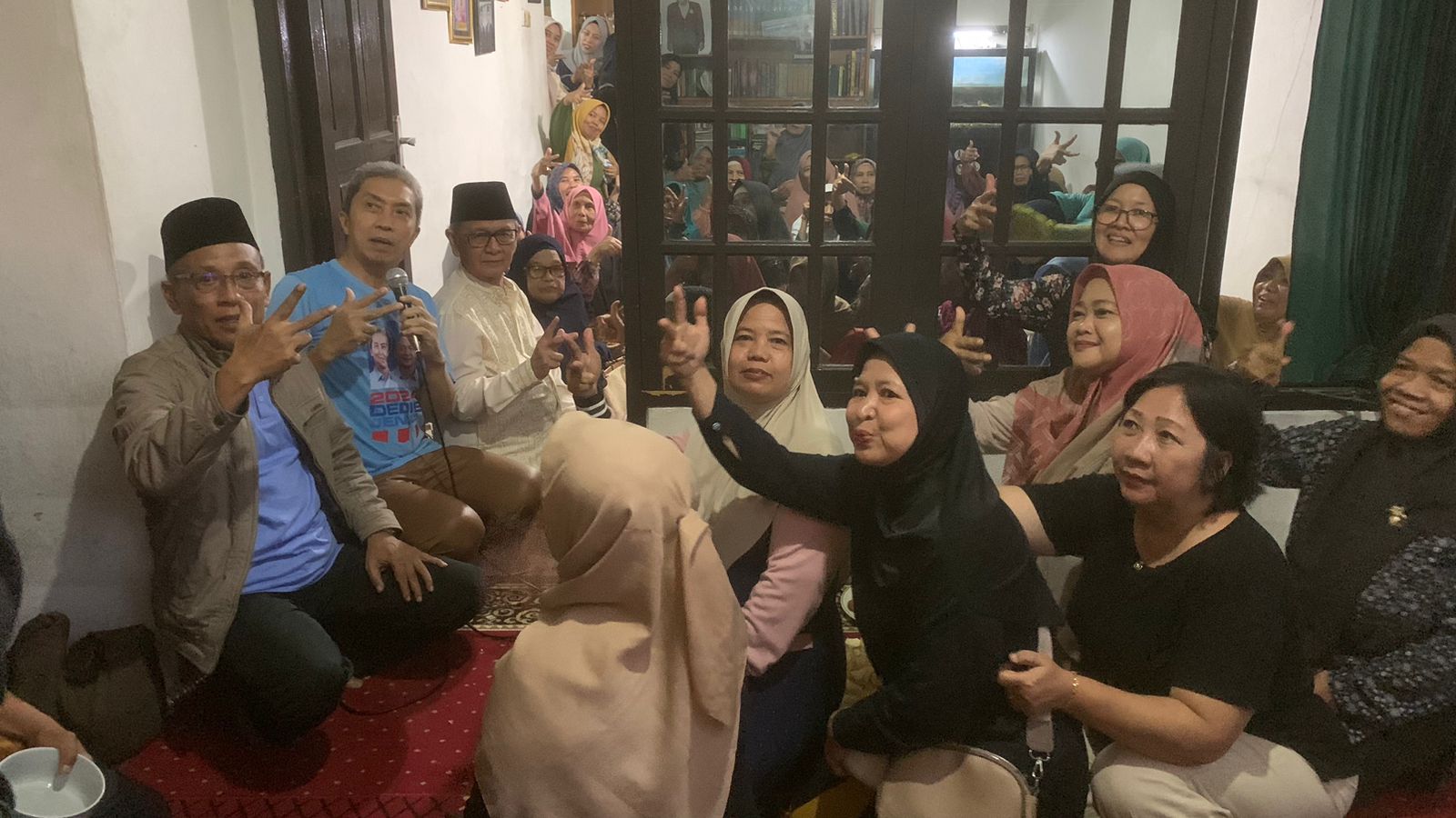 Calon Wali Kota Bogor, Dedie Rachim saat menyapa warga di Kelurahan Gunung Batu, Kota Bogor.