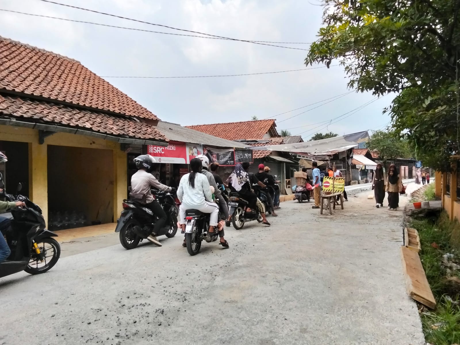 Kondisi jalan depan Kantor Kecamatan Nanggung Bogor yang mulai diperbaiki.