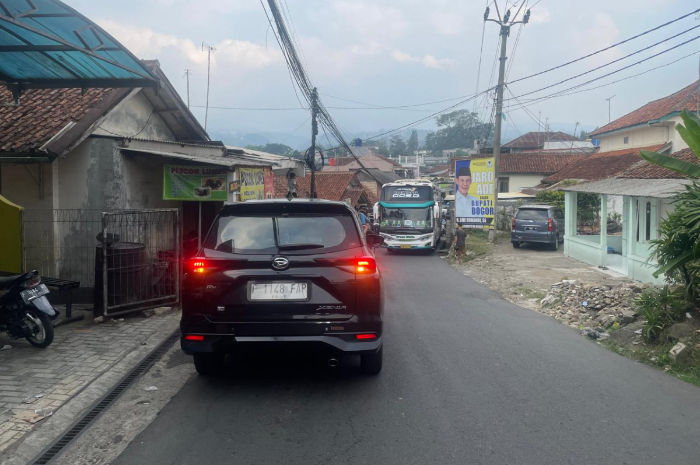 Kemacetan di Jalan Alternatif Puncak, Megamendung.