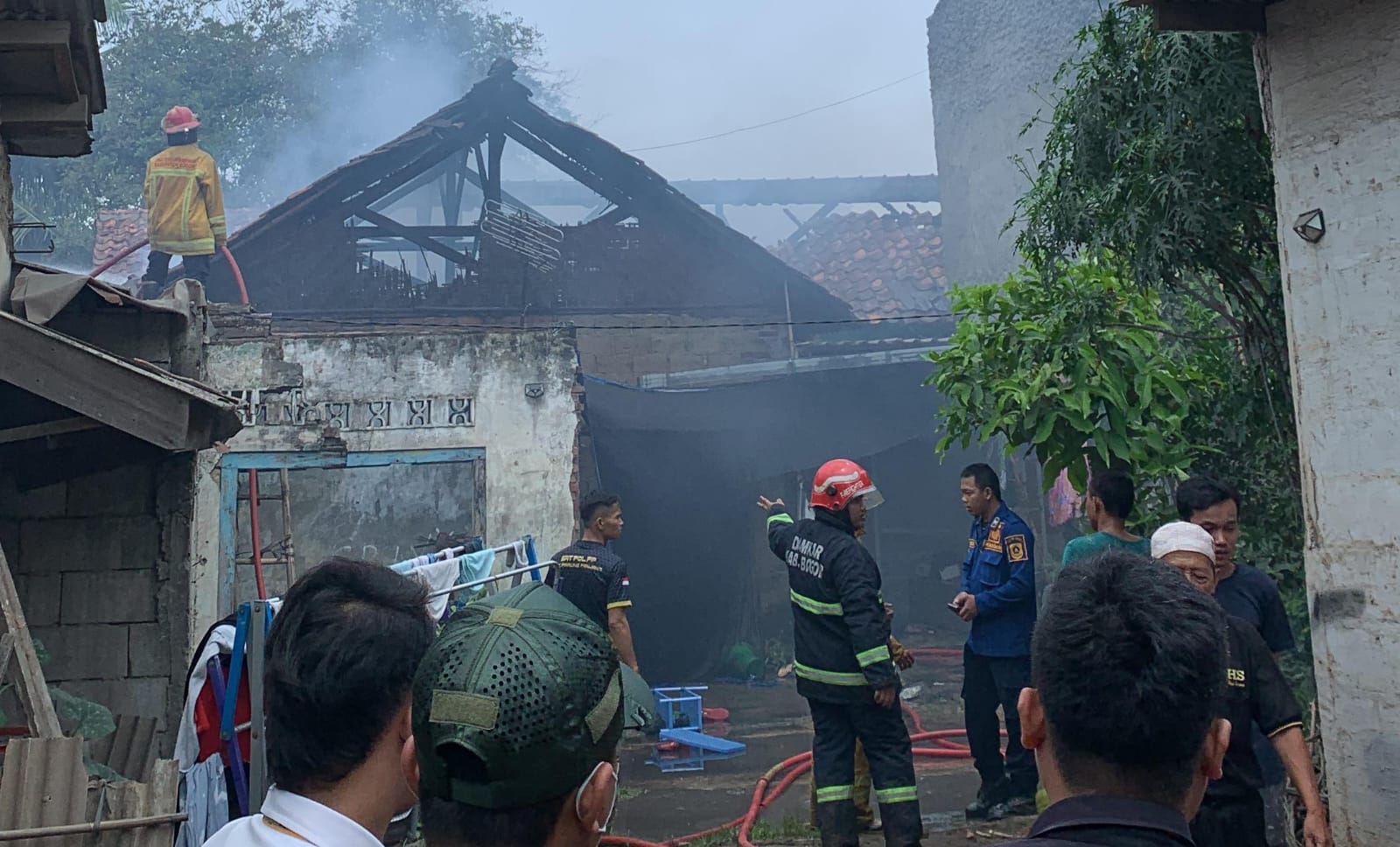 Petugas pemadam kebakaran berusaha memadamkan api yang membakar rumah warga Parung Panjang, Kabupaten Bogor.