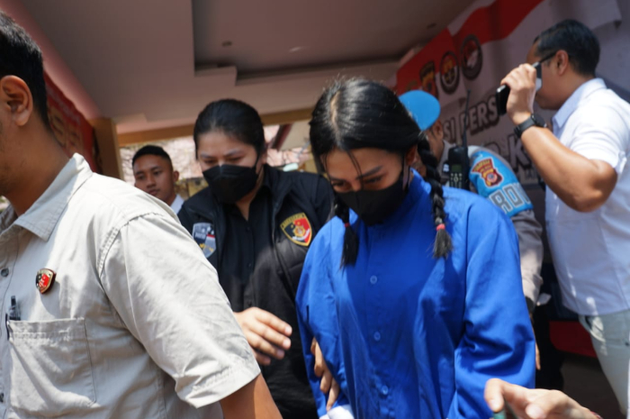 Polres Bogor memberikan keterangan pers saat ungkap kasus seorang selebgram yang mengendors game online terlarang di media sosialnya.