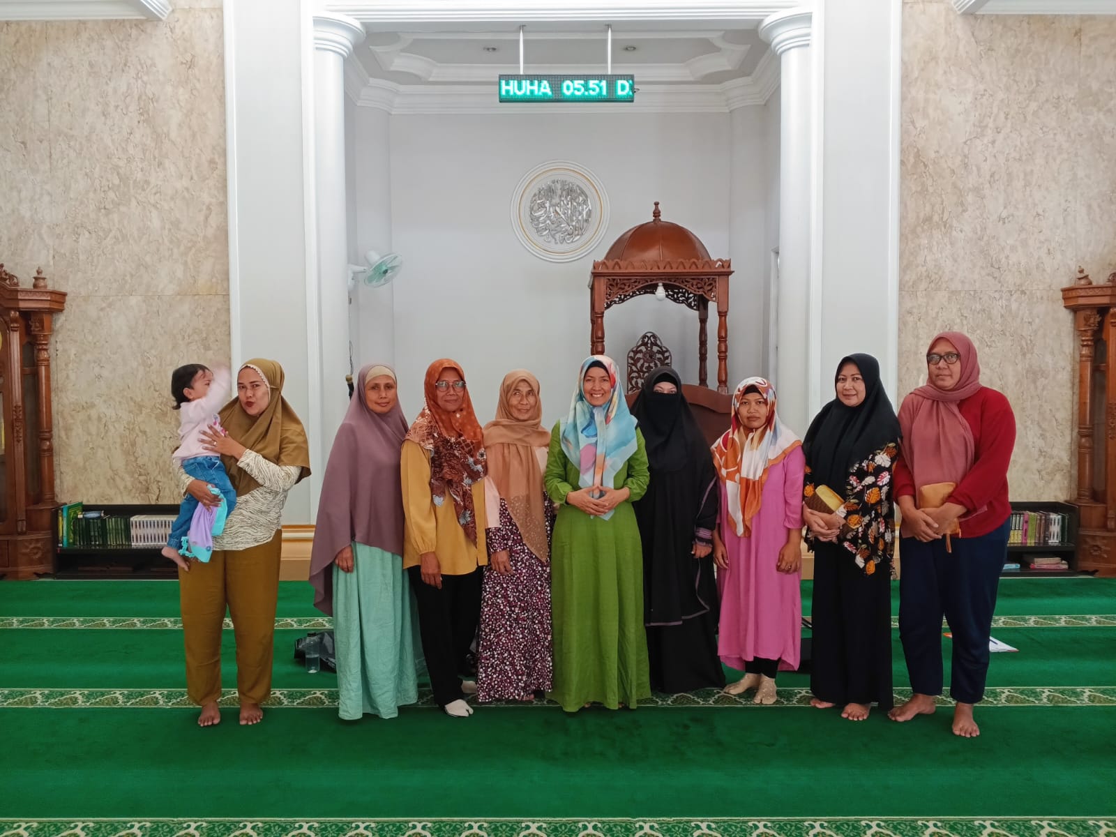 Relawan Rangkul Bogor, Nina Marlina Bersama ibu-ibu di Masjid Baiturrahman Rawajaha Situ Gede, Kota Bogor, Rabu (30/10/2024).