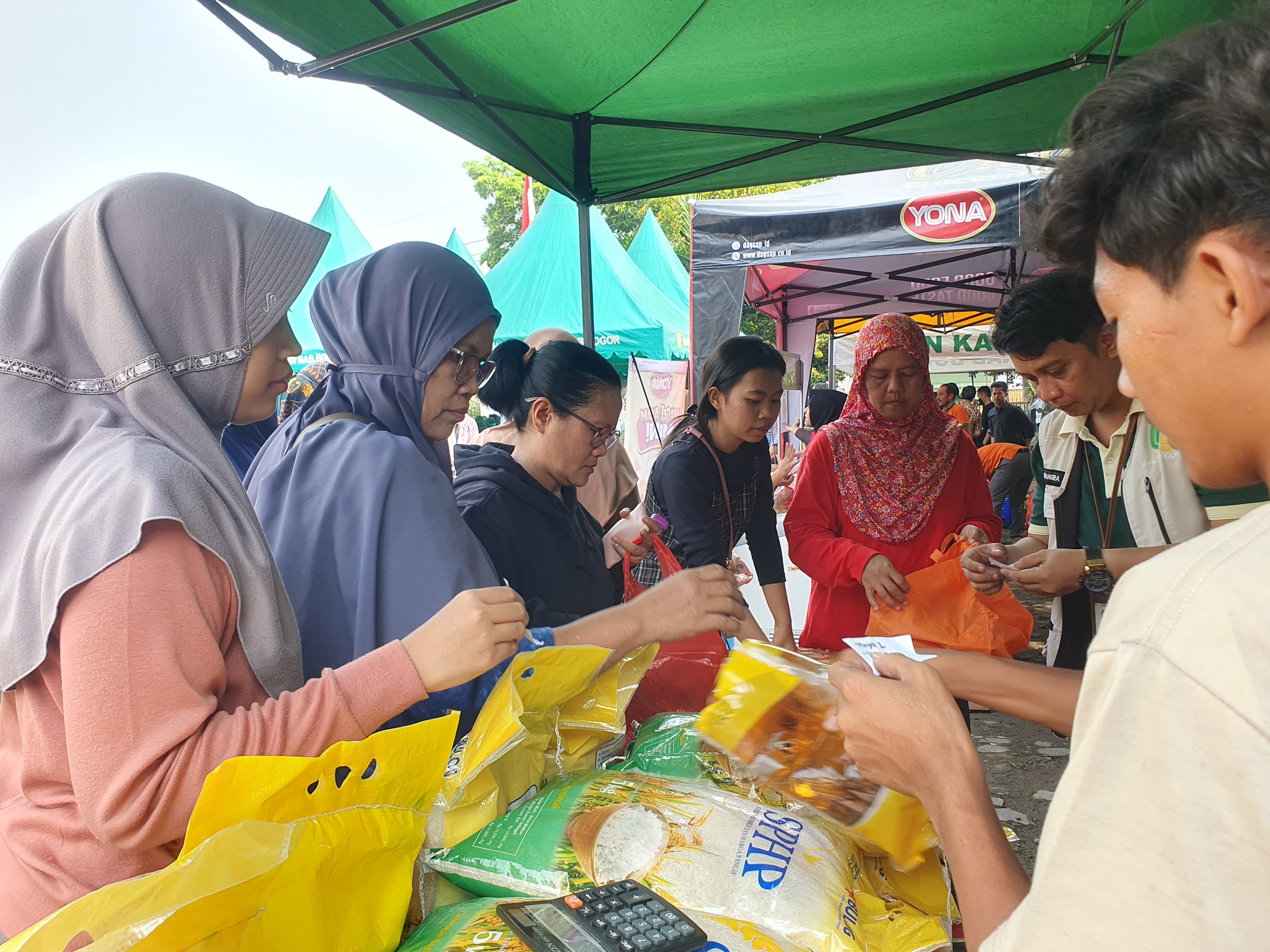 Warga saat membeli kebutuhan pokok saat dilaksanakan Gerakan Pangan Murah oleh Pemkan Bogor, Cibinong. Kabupaten Bogor, Jawa Barat, Kamis (31/10/2024).