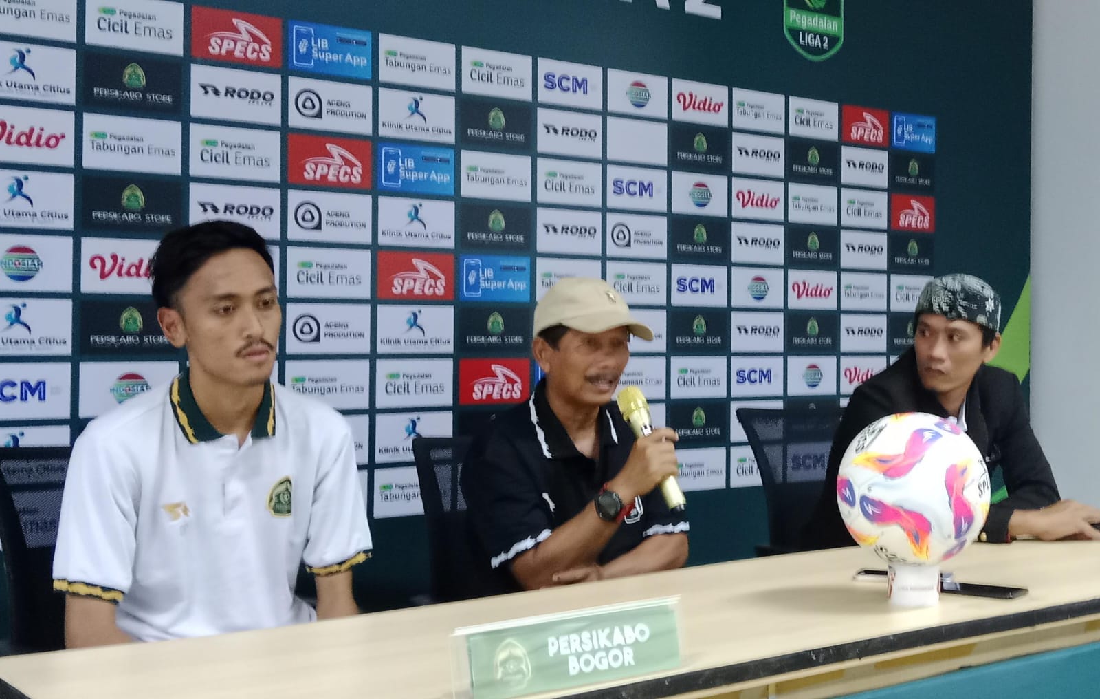 Djadjang Nurdjaman (tengah) memberikan keterangan kepada awak media usai Persikabo menghadapi PSKC Cimahi di Stadion Pakansari, Minggu (27/10) pekan lalu.