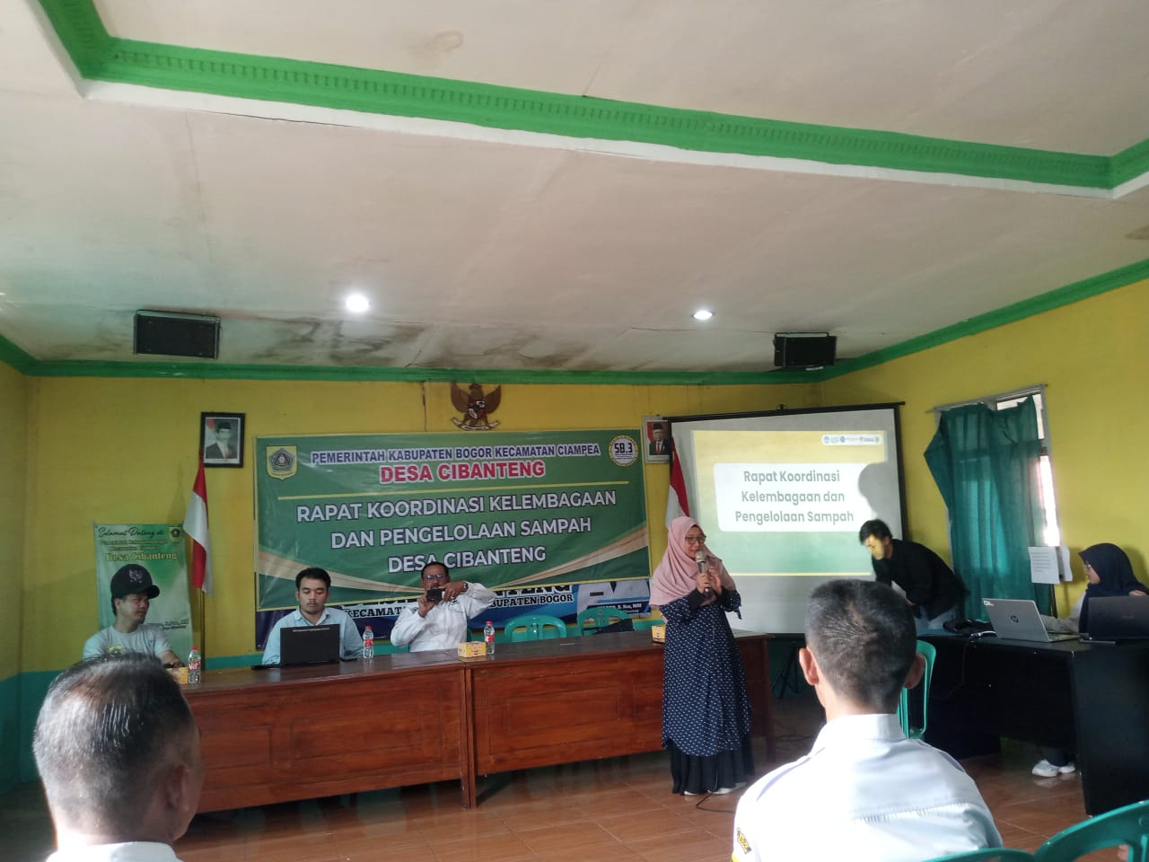 Agenda rapat Kordinasi Antara Departemen Ekonomi Sumberdaya dan Lingkungan (ESL) IPB University dengan Kelembagaan Pemerintah Desa Cibanteng, Rabu (30/10/2024).