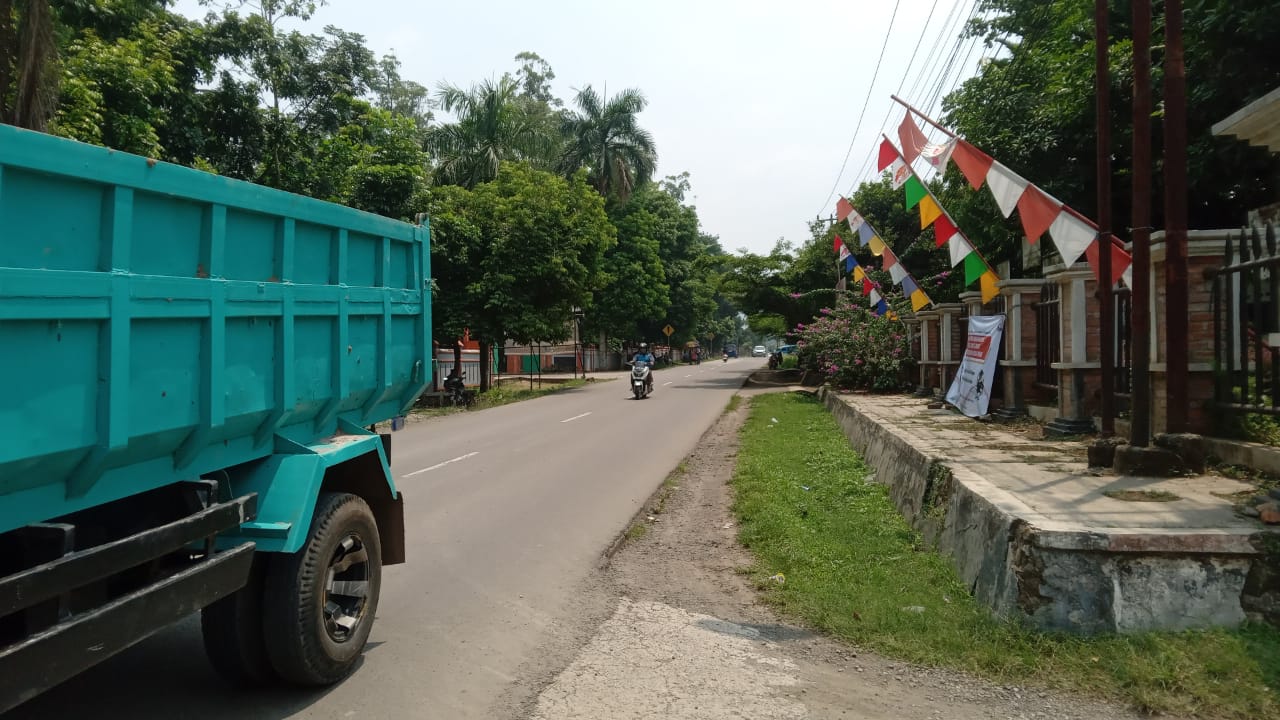 Jalan Raya Rumpin, lokasi penjambretan yang tidak jauh dari Kantor Polisi dan Kecamatan.