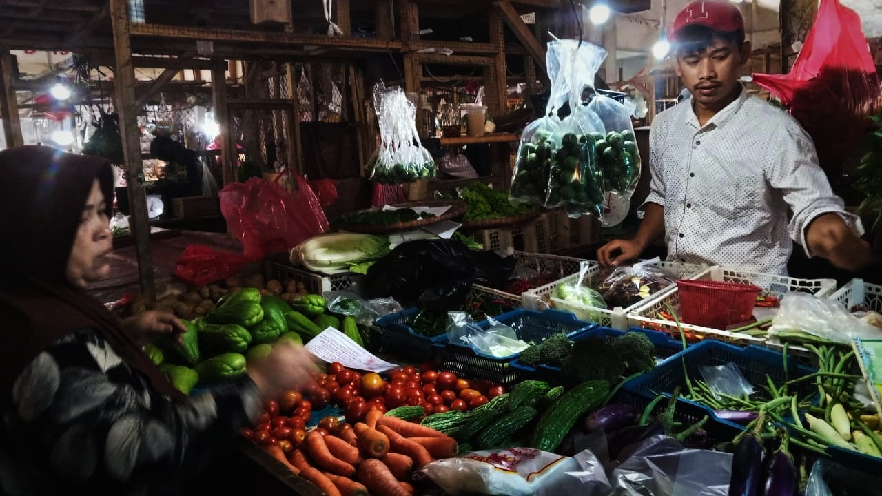 Pedagang di Pasar Cicangkal, Kecamatan Rumpin, Kabupaten Bogor, mengeluhkan sepinya pembeli setiap harinya.
