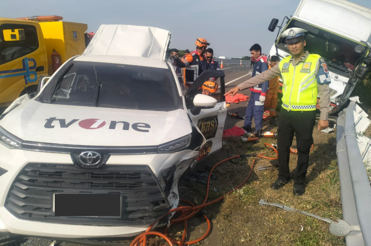 Pegawai Tv One terlibat kecelakaan di tol Pemalang.