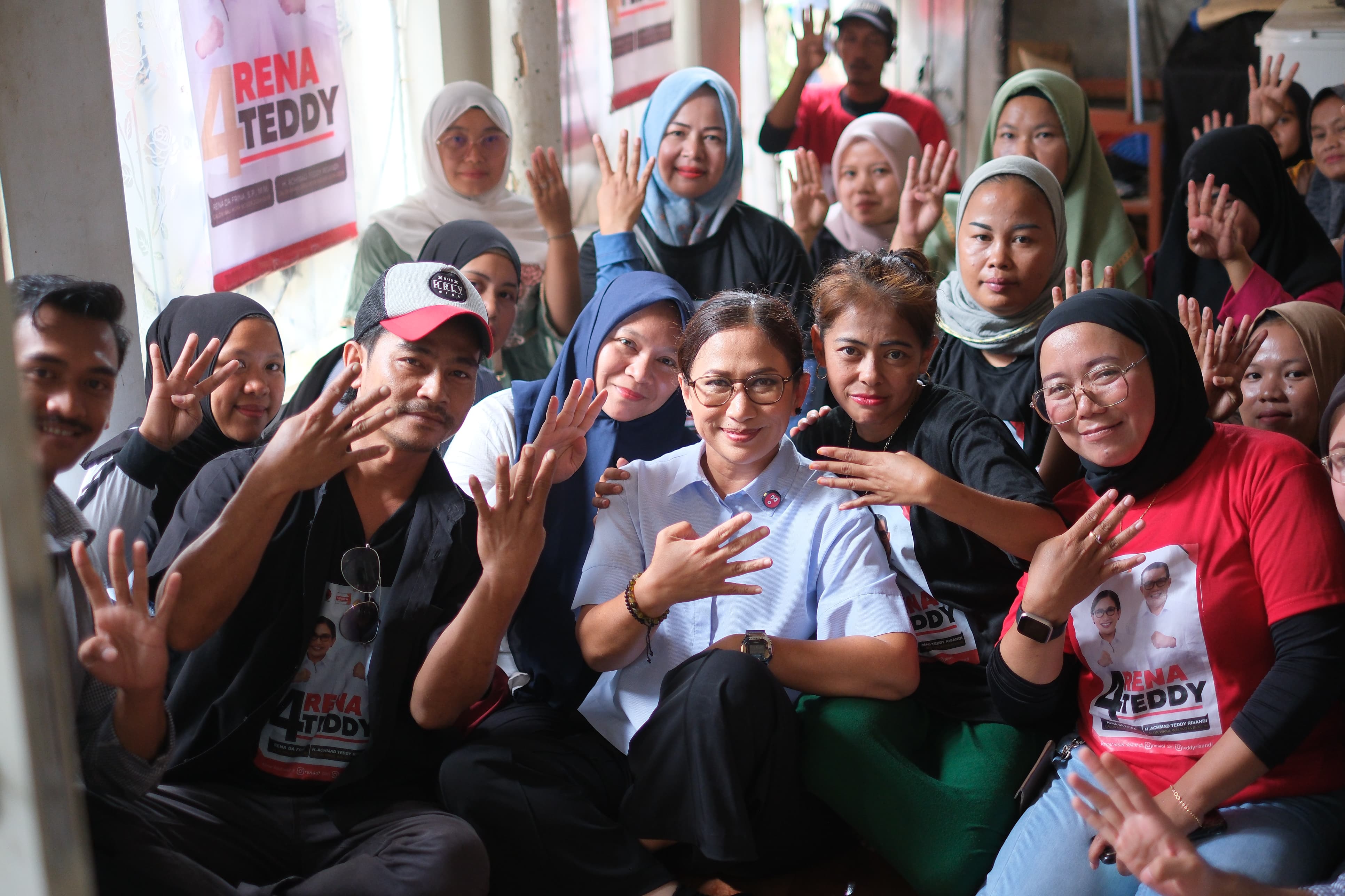 Calon Wali Kota Bogor, Rena Da Frina foto bareng pendukungnya.