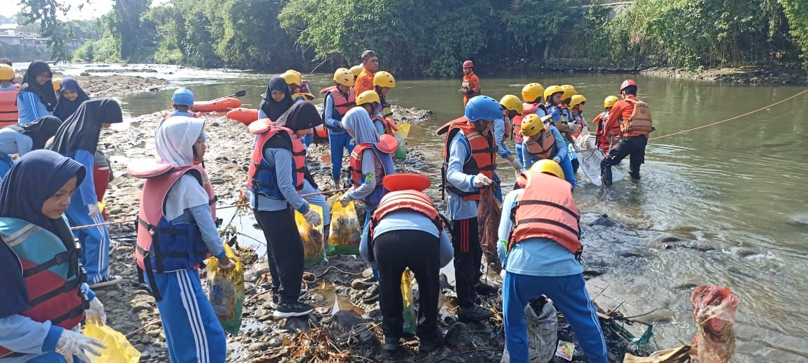Ratusan siswa SDIT Al Yasmin 2 Bogor, bersih-bersih sungai Ciliwung di Kelurahan Kedunghalang, Kecamatan Bogor Utara, Kota Bogor, Rabu (30/10/2024).