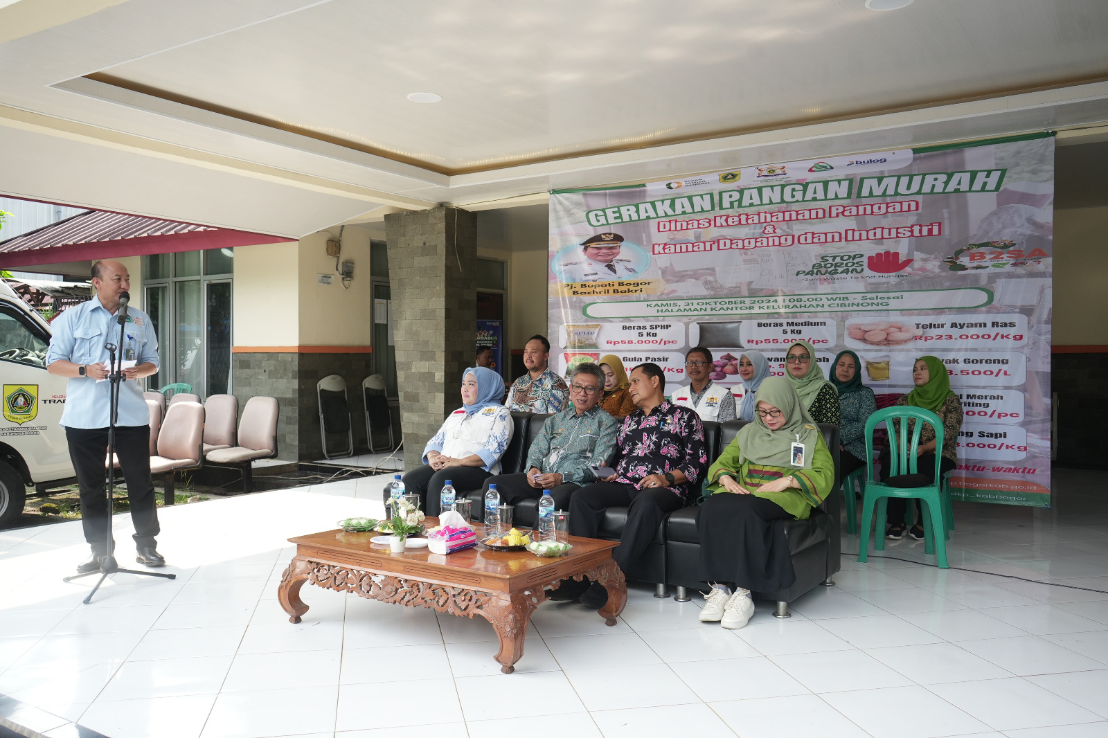 Kadis Dinas Kerahanan Pangan (DKP) Kabupaten Bogor, Bambam Setia Aji saat pembukaan pangan murah di Cibinong, Kabupaten Bogor, Jawa Barat, Kamis (31/10/2024).