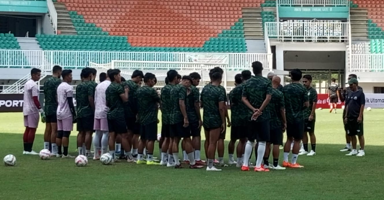 Djadjang Nurdjaman saat melatih Persikabo 1973.
