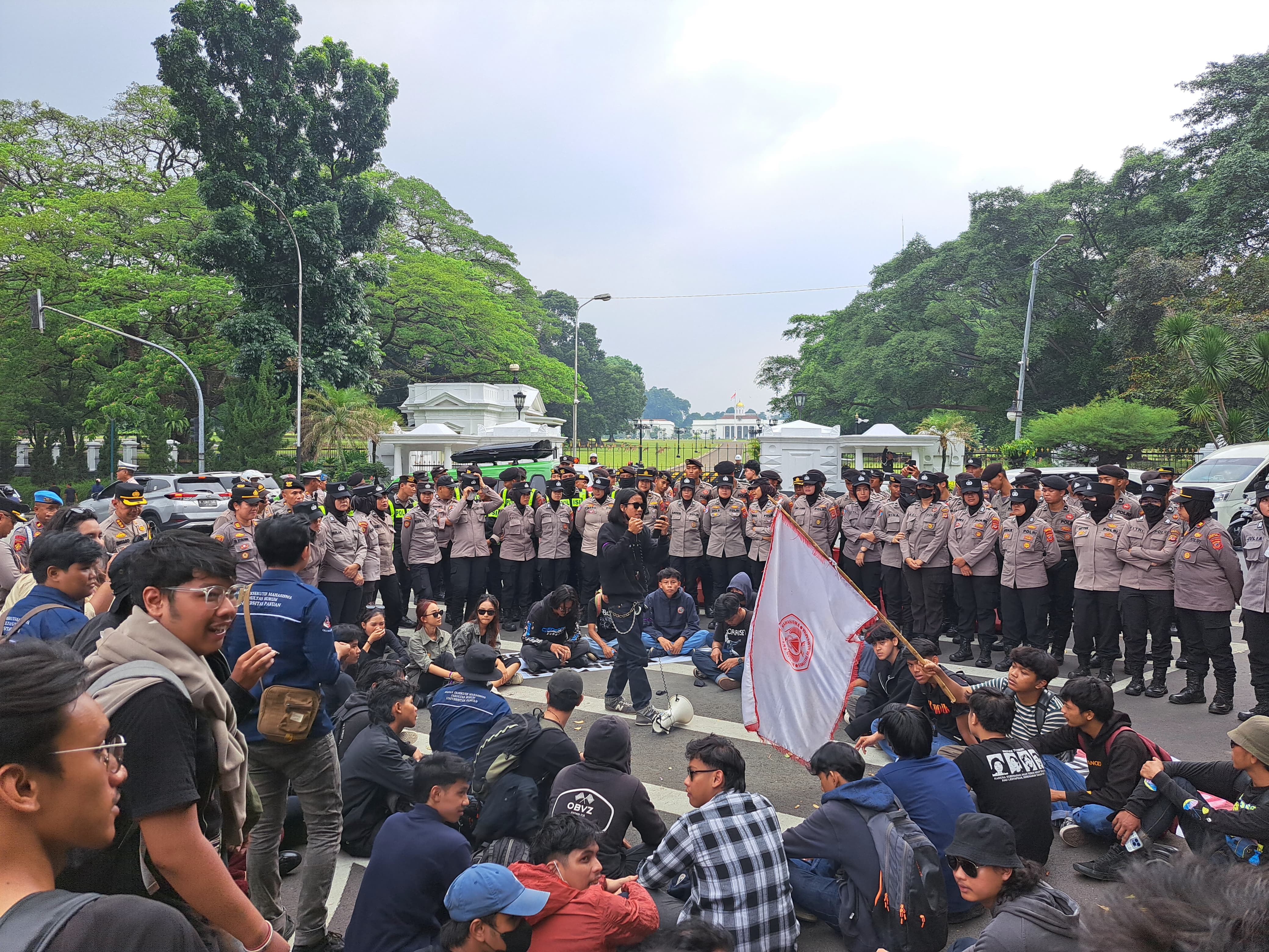 Aksi demonstrasi oleh Mahasiswa Unpak Bogor di depan Istana Bogor.
