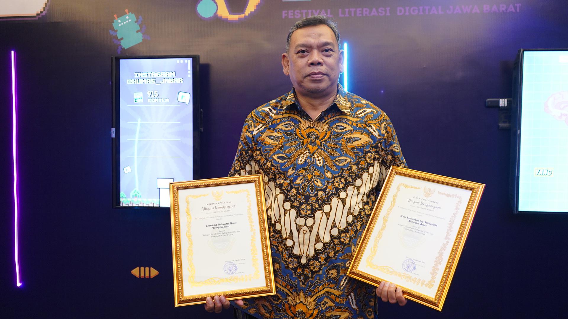 Bayu Ramawanto, Kepala Dinas Komunikasi dan Informatika (Diskominfo) Kabupaten Bogor, menerima penghargaan secara langsung di Aryaduta Bandung, Jawa Barat pada Kamis (31/10/2024).