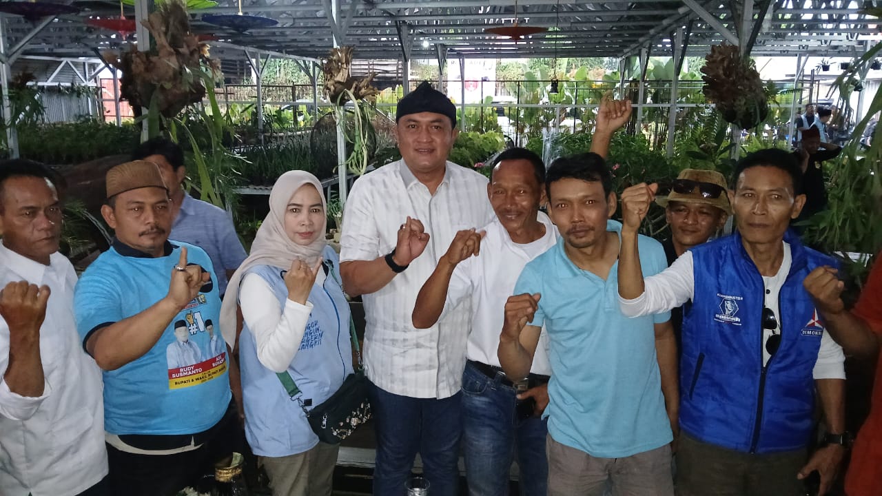 Calon Bupati Bogor, Rudy Susmanto bersama para petani di Cigombong.