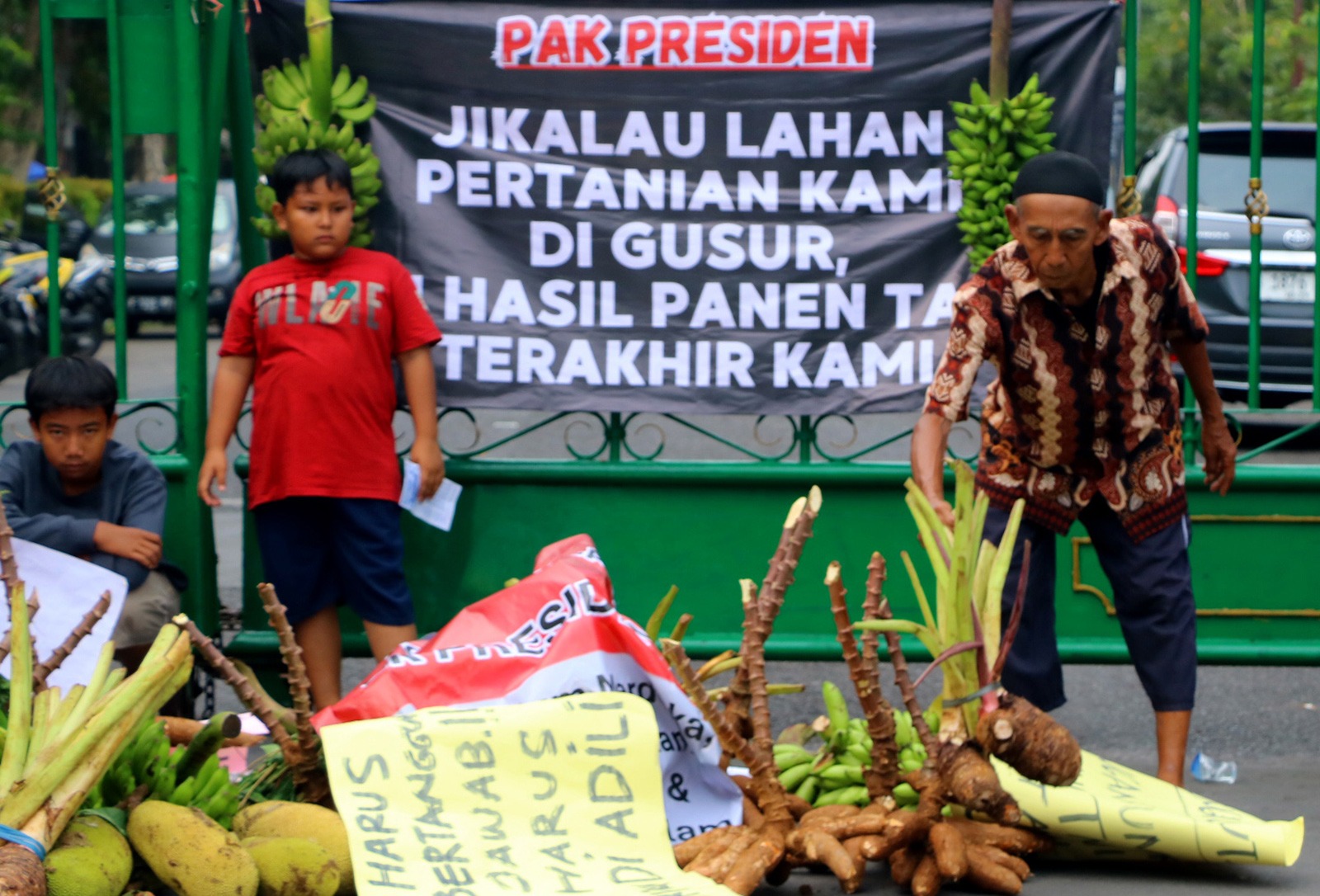 Aksi demo warga Desa Iwul Parung di halaman kantor Pemkab Bogor.
