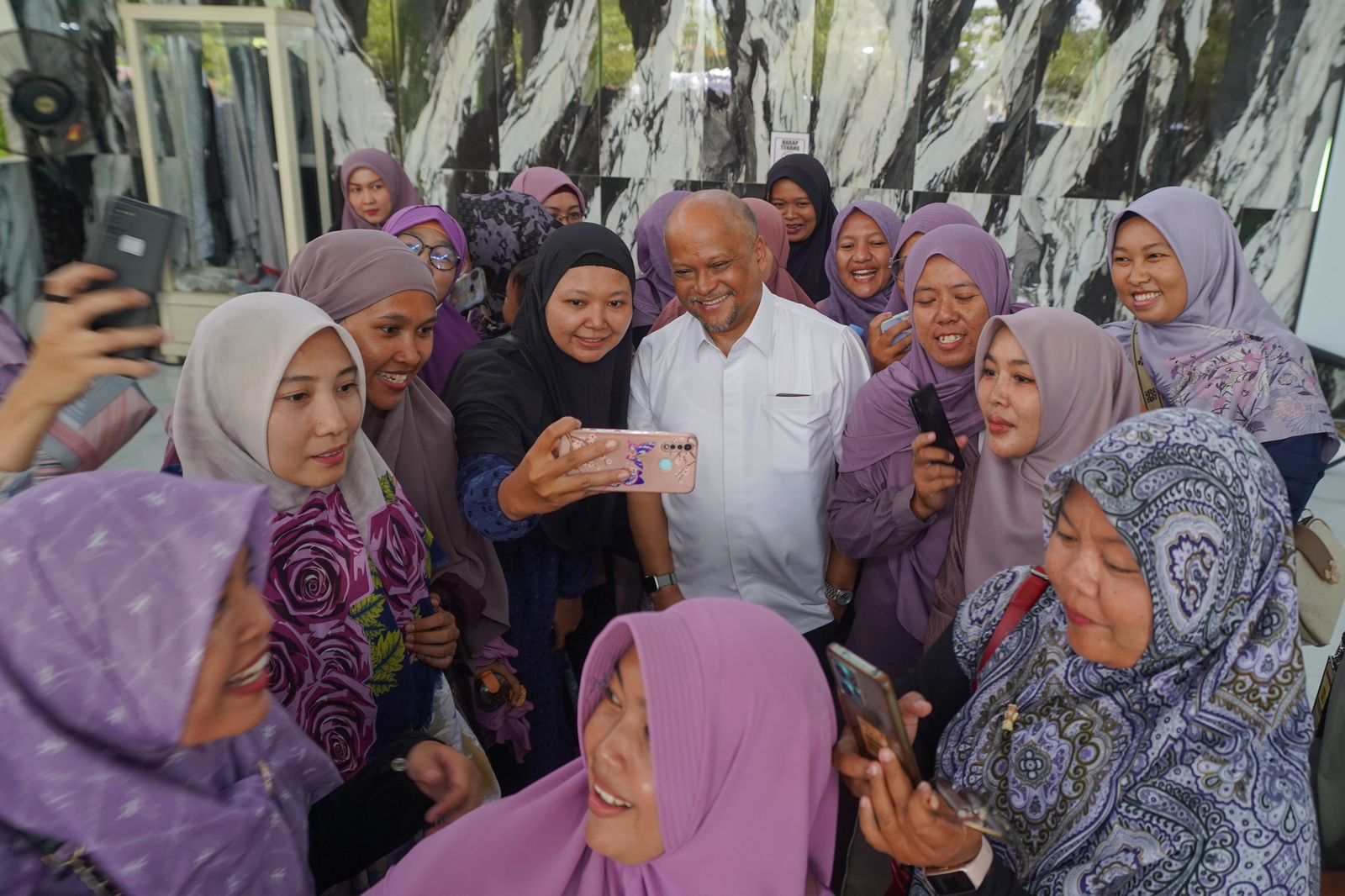 Ilham Habibie bersama ibu-ibu Majlis Ta