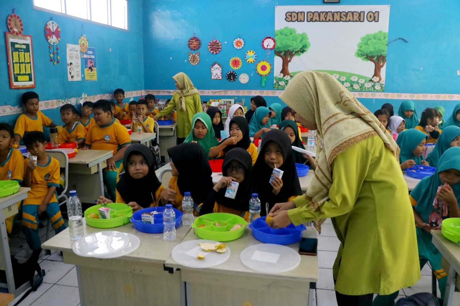 Pemkab Bogor, mulai uji program makan gratis di SDN Pakansari, Kecamatan Cibinong, Kabupaten Bogor, Jumat (1/11/2024).