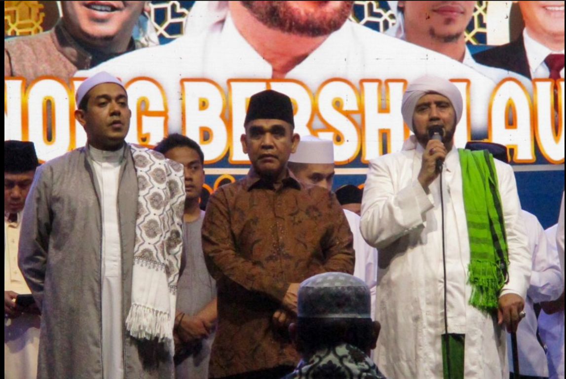Sekjen Partai Gerindra sekaligus Ketua MPR RI, Ahmad Muzani&nbsp;hadir dalam kegiatan Cibinong Bersholawat di Lapangan Pakansari, Cibinong, Kabupaten Bogor Minggu (03/11/2024).