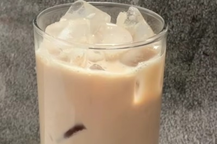 Rekomendasi resep Es Kopi Latte ala rumahan yang mudah dibuat sobat Radar Bogor.